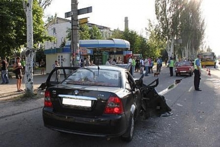 В Запорожье легковой автомобиль врезался в остановку, есть пострадавшие
