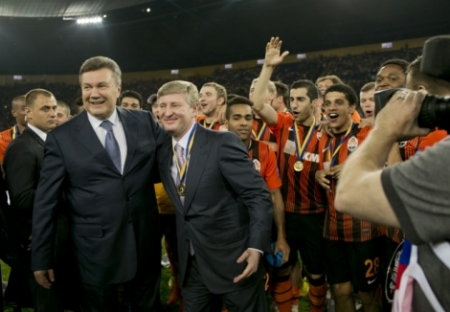 Янукович вручил Кубок Украины донецкому клубу «Шахтер»