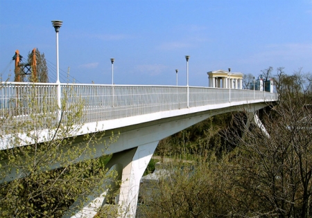 В Одессе с Тещиного моста спрыгнул парень