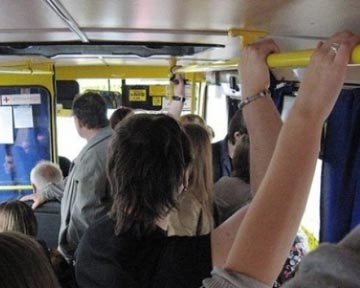 В Киеве водитель автобуса протянул 84-летнюю женщину несколько метров по асфальту
