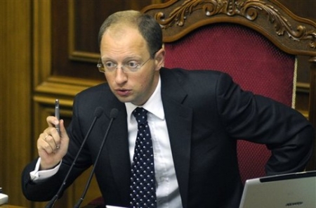 Премьер-министр Яценюк считает, что из-за беспорядков на востоке Украины упала гривна