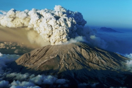 В Индонезии активизировались сразу три вулкана