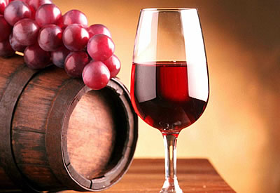 Красное вино в умеренных количествах полезно за обедом