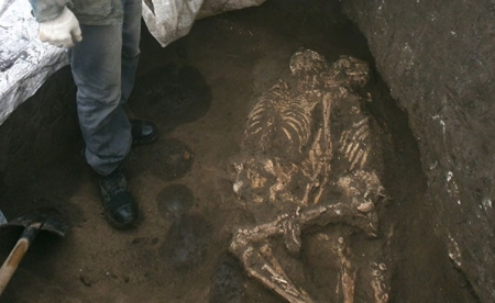 В найденной под Ростовом могиле обнаружили двух древних мужчин в странной позе