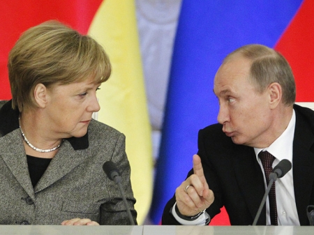 Путин обсудил с Меркель оказание гуманитарной помощи Украине