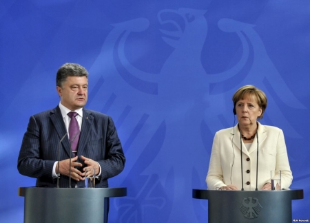 Порошенко обсудил с Меркель шаги разрешения ситуации на Донбассе