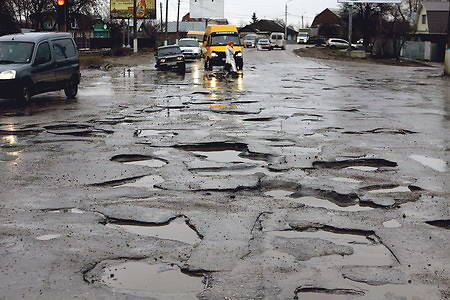 Яценюк поручил начать ремонт дорог