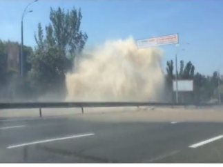 В Киеве из разорванной трубы полился гейзер горячей воды