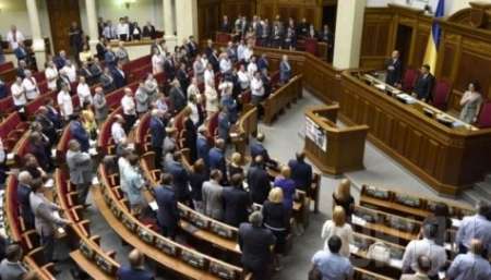 Больше 25 тысяч человек просят Порошенко уменьшить состав Верховной рады до 100 депутатов