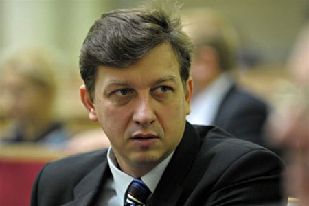 Яценюк работает на Януковича, - предполагает Доний