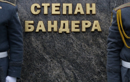 Неизвестные побили памятник Степану Бандере