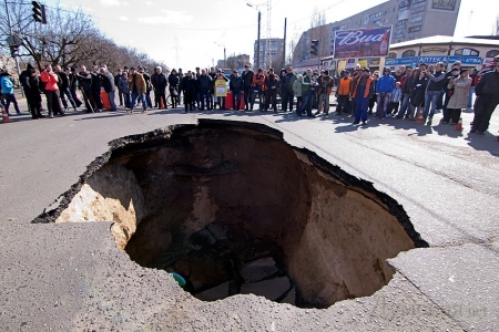 В Одессе посреди дороги образовалась воронка глубиной 6 метров