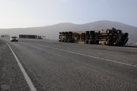 В Одессе сильный ветер перевернул грузовую машину