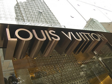 Louis Vuitton рекламирует женщин легкого поведения