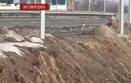 Трасса Киев-Чоп стала смертельной для лежачего на дороге человека