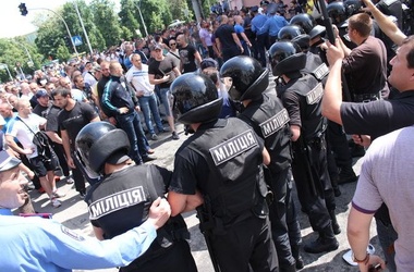 В Киеве неизвестные парни избили журналистов