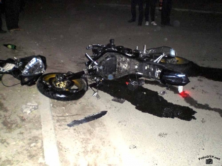 На трассе Киев-Чоп мотоцикл врезался в трактор, погибли два человека