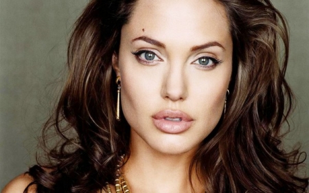 Анджелина Джоли удалила молочные железы из-за рака