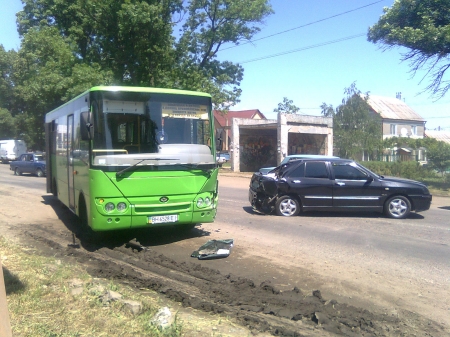 В Одесской области рейсовый автобус врезался в легковой автомобиль