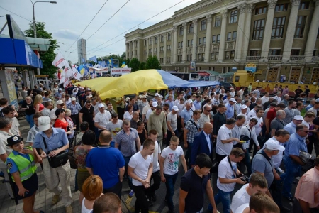 Без драки и пыли состоялась акция «Вставай, Украина!» в Донецке