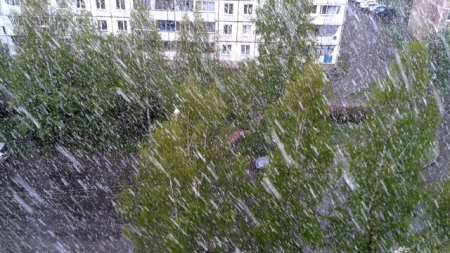В России после жары города засыпает снегом