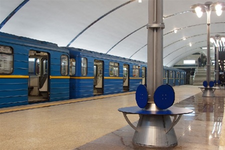Упавшую в киевском метро под поезд женщину госпитализировали в больницу