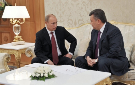 Путин с Януковичем обсудили по телефону «торговую войну»