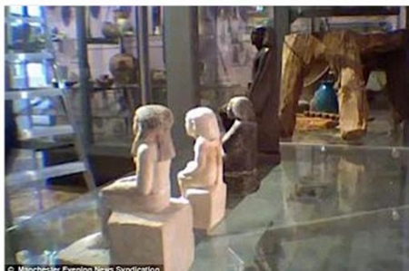 Ученые выяснили почему египетская статуэтка Неб-Сену поворачивается