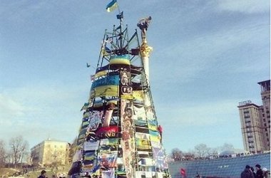 Киевские власти все-таки надеяться поставить на Майдане елку