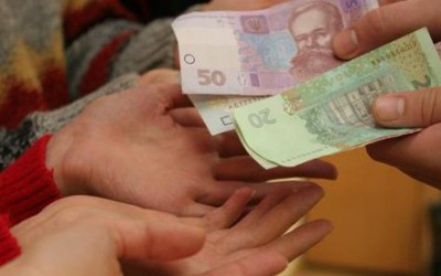 Азаров сообщил, что выплата долгов по соцвыплатам и зарплатам, переносится из-за Евромайдана
