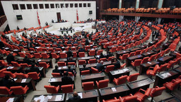 Турецкие политики начали потасовку во время обсуждения и принятия закона о коррупции