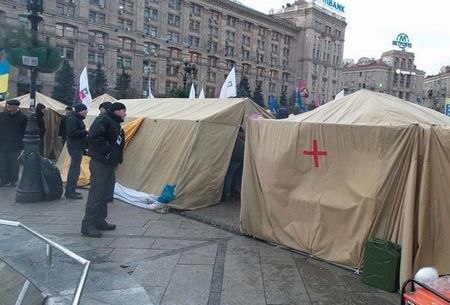 Сокращаются медицинские пункты Майдана, но их не сворачивают (видео)