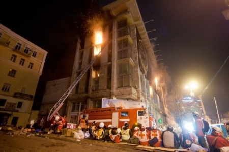 В Доме профсоюзов между четвертыми и пятыми этажами во время пожара обрушилась конструкция