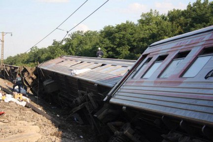 В Казахстане пассажирский поезд сошел с ж\д рельс, имеются пострадавшие