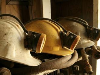 Ахметовские шахтеры бастуют, требуя повысить зарплату