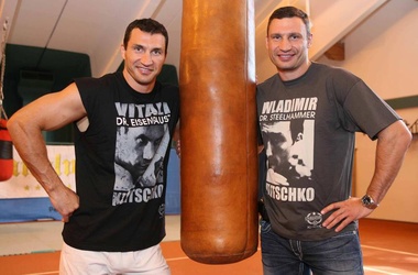 Кличко подарили киевскому музею свои боксерские трусы