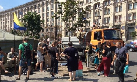 Майдановцы разбирают последнюю баррикаду Майдана