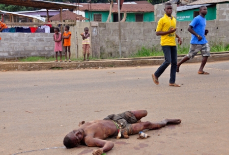 В Либерии от Эбола ежедневно погибают десятки жителей