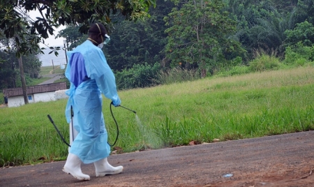 В Либерии от Эбола ежедневно погибают десятки жителей