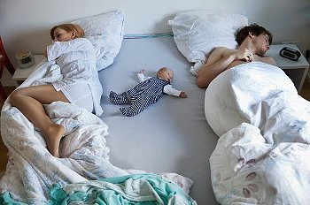 Правильно ли спать с маленьким ребёнком в одной постели