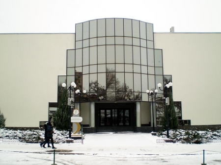 В одном из украинских банков в Луганске отобрали две элитные иномарки