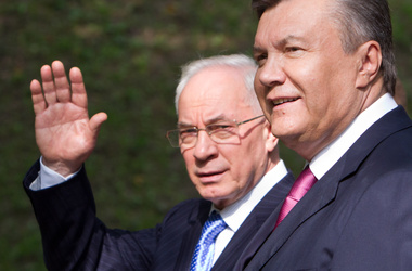 Зачем Азаров и Янукович появились в СМИ