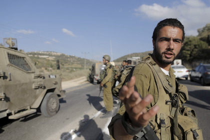 Палестинец специально врезался в группу военных израильской армии