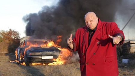 Российский шоумен решил поддержать отечественный автопром и сжег бумер (ВИДЕО)