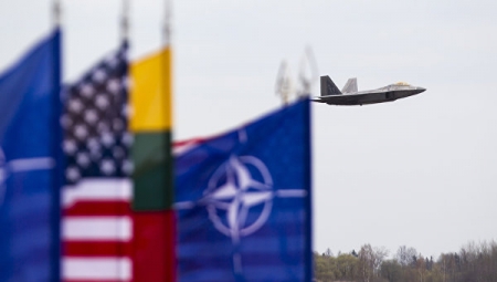 НАТО вплотную приближается к России