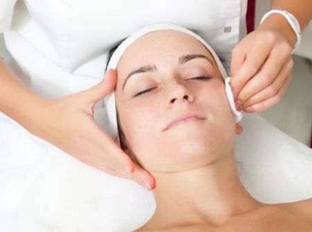 Косметолог Cosmetology назвал 10 ошибок при уходе за кожей лица