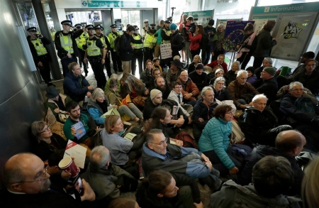 Климатические активисты блокируют улицы и лондонский аэропорт. Сотни арестованы