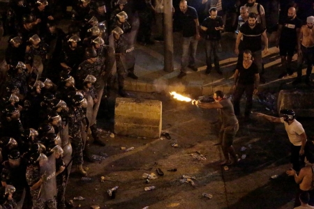 Протесты в Ливане. Они вышли на улицы после того, как власти решили обложить налогом WhatsApp