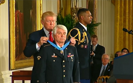 Трамп показал фотомонтаж, где он вручает собаке медаль. Животное заменило героя войны во Вьетнаме