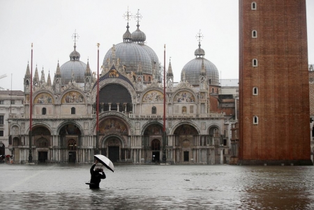 Наводнение в Венеции было самым серьезным за полвека. Вода затопила площадь Святого Марка и базилику